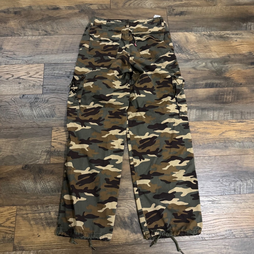 Levis 94 Baggy Cargo Pants Womens 26 Camo Wide Leg Parachute Drawstring - Picture 6 of 6